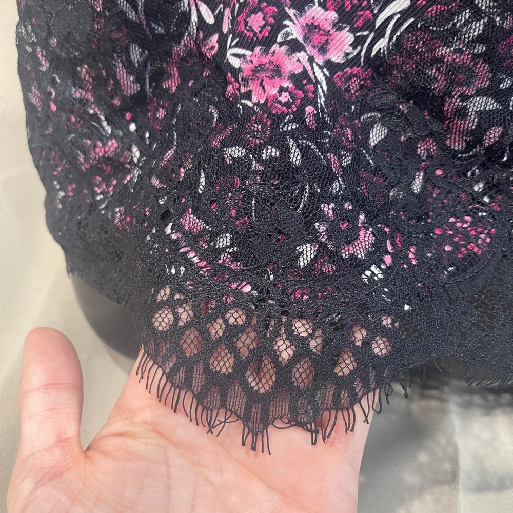 NWT/NWOT Francesca’s purple floral and black lace camisole - Picture 4 of 8